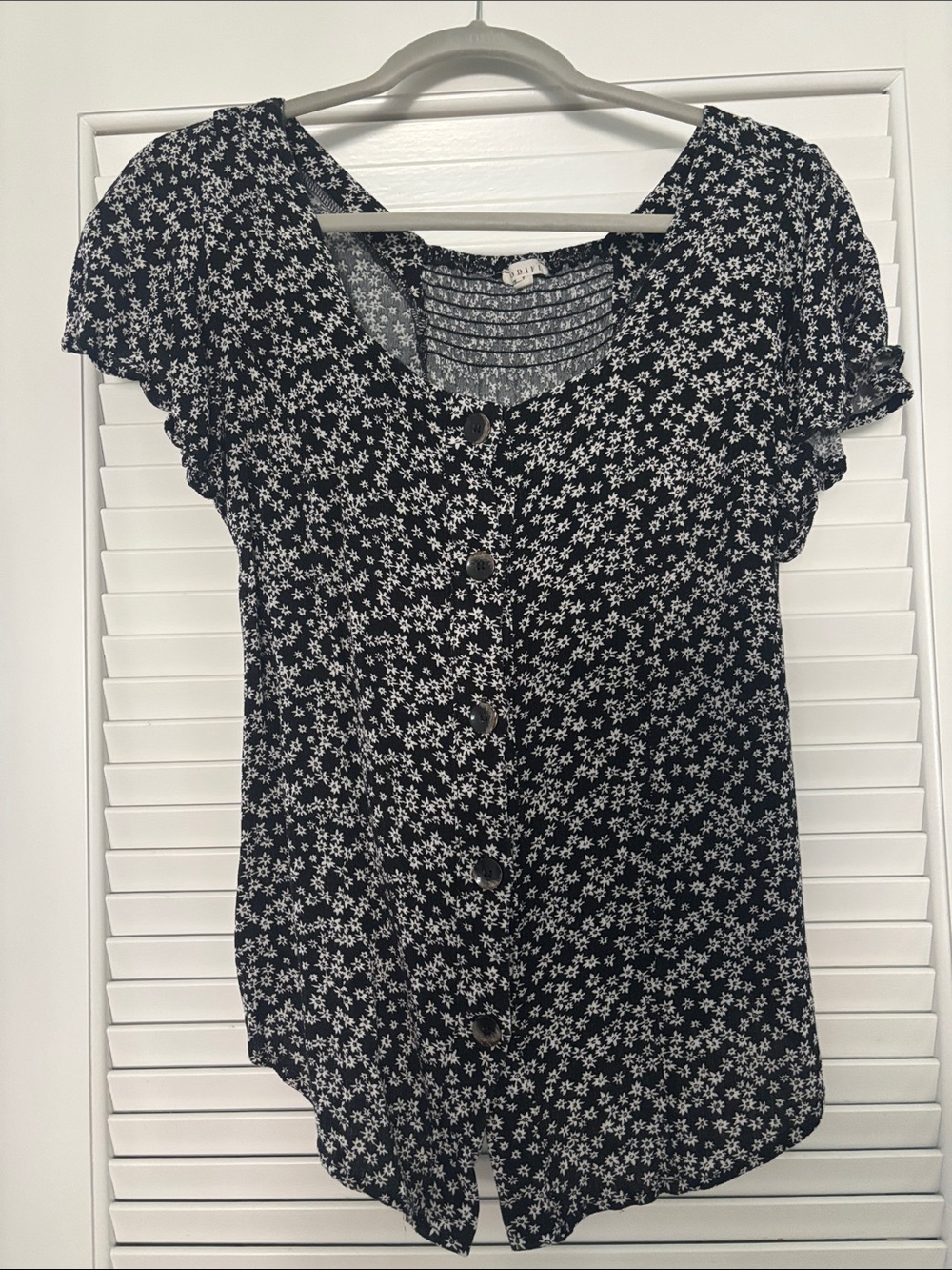 JODIFL Navy and White Ditsy Floral Button-Front Flutter Blouse